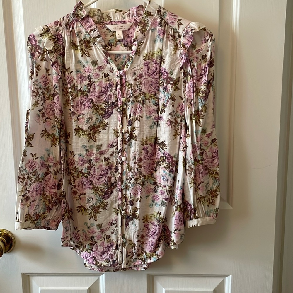 LC Lauren Conrad XS blouse. Floral in great condition. Buttons. Nice